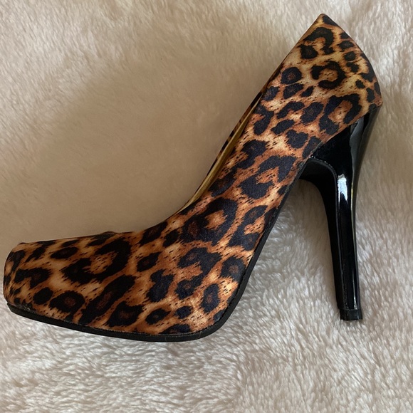 NEW BAMBOO Satin Leopard Print Platform Pumps Size 7 1/2 - Picture 10 of 15